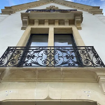 De Gaulle Apartment