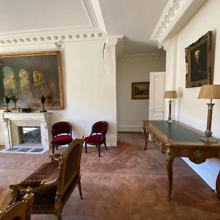 De Gaulle Apartment *
